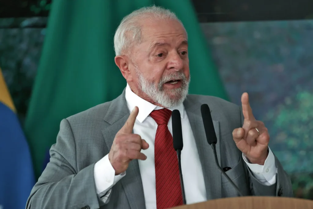 Fala de Lula sobre celulares no Carnaval gera debate Durante declaração sobre segurança no Carnaval, o presidente Lula recomendou que foliões evitem levar o celular para blocos de rua, diante do aumento de furtos. A fala gerou críticas nas redes, com parte do público apontando que a segurança deve ser responsabilidade do poder público.