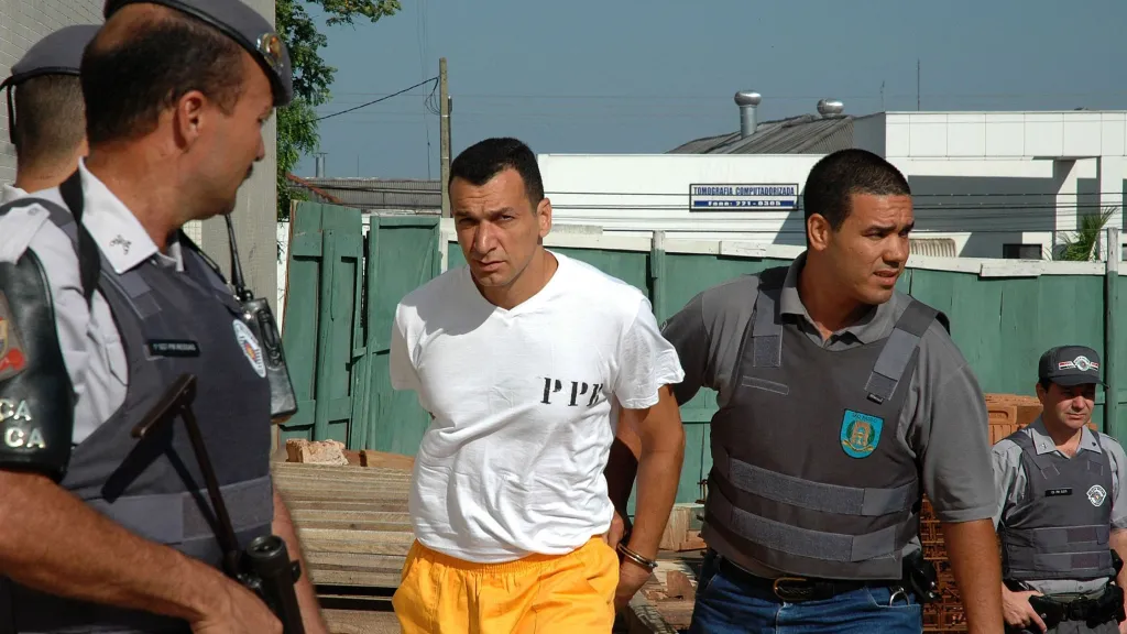 Defesa de Marcola recorre contra permanência em presídio federal A defesa de Marcola entrou com agravo contra a decisão que prorrogou por mais 360 dias sua permanência no sistema penitenciário federal.