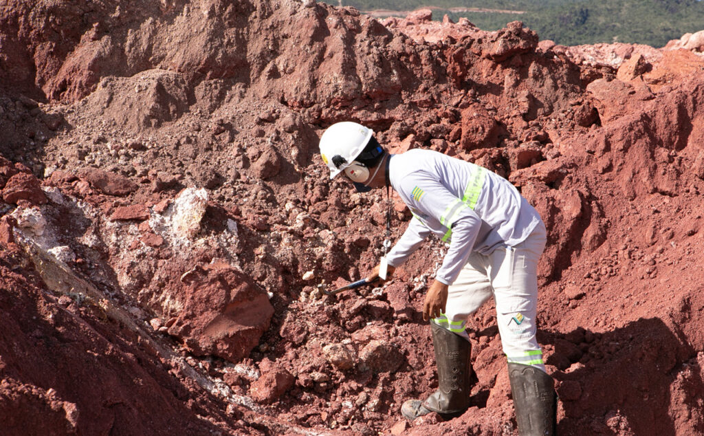 Goiás no centro da disputa global por terras raras EUA, União Europeia e China disputam o acesso às jazidas de terras raras em Goiás — minerais essenciais para celulares, carros elétricos e até equipamentos militares. Com a segunda maior reserva do mundo, o Brasil virou peça-chave na geopolítica global.