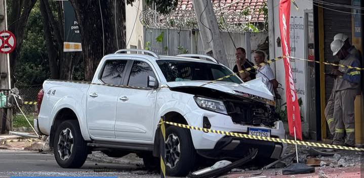 Uma camionete bateu em um poste e interrompeu o fornecimento de energia elétrica na região. Moradores relataram um forte barulho no momento da colisão. Equipes já foram acionadas para realizar os reparos.