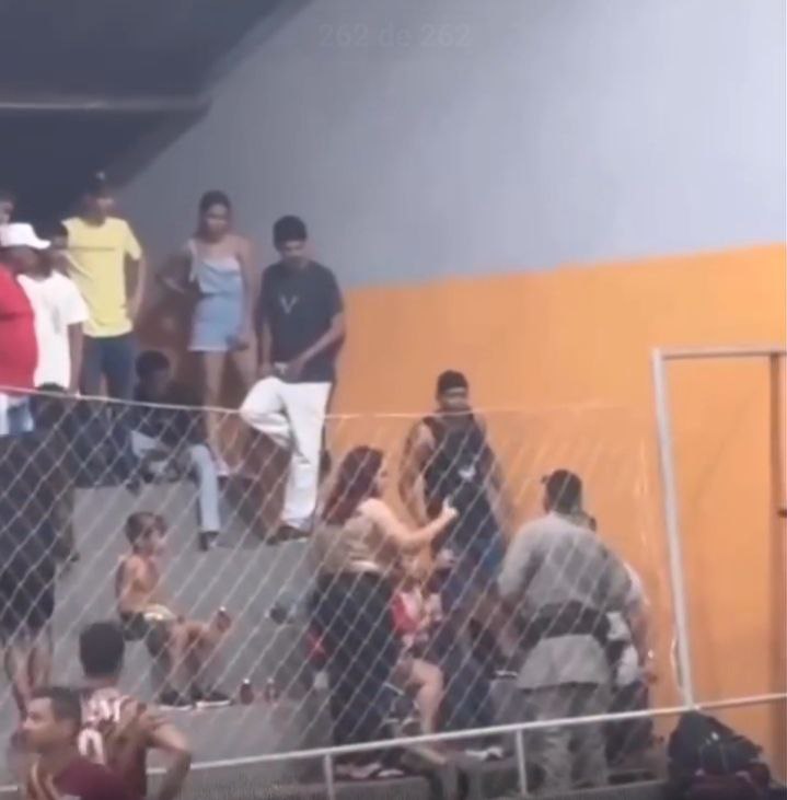 O que era pra ser esporte e lazer terminou em caso de polícia. Um indivíduo precisou ser contido pela PM após atitude agressiva no ginásio.