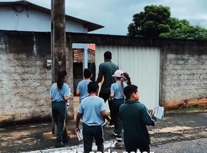 Cidade Limpa é responsabilidade de todos! Alunos da Escola Municipal Militarizada Pingo de Gente percorreram bairros de Marzagão distribuindo panfletos e orientando sobre o descarte correto do lixo.