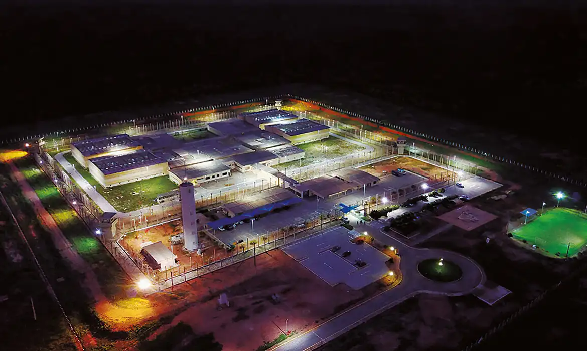 Justiça prorroga permanência de Marcola em presídio federal A Justiça de SP prorrogou por mais 360 dias a custódia de Marcola no sistema penitenciário federal. Decisão cita risco de resgate, manutenção do comando do PCC e plano com estrutura de guerra avaliado em R$ 100 milhões.