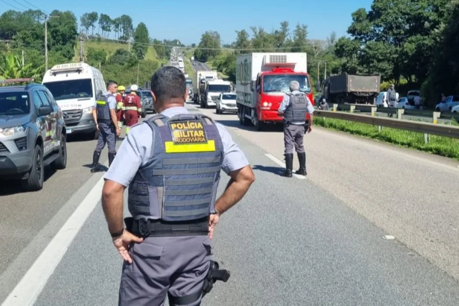 Troca de tiros mobiliza a PM em Araçoiaba da Serra Uma perseguição com disparos de fuzil marcou a manhã desta sexta (13) em Araçoiaba da Serra e na Rodovia Raposo Tavares.