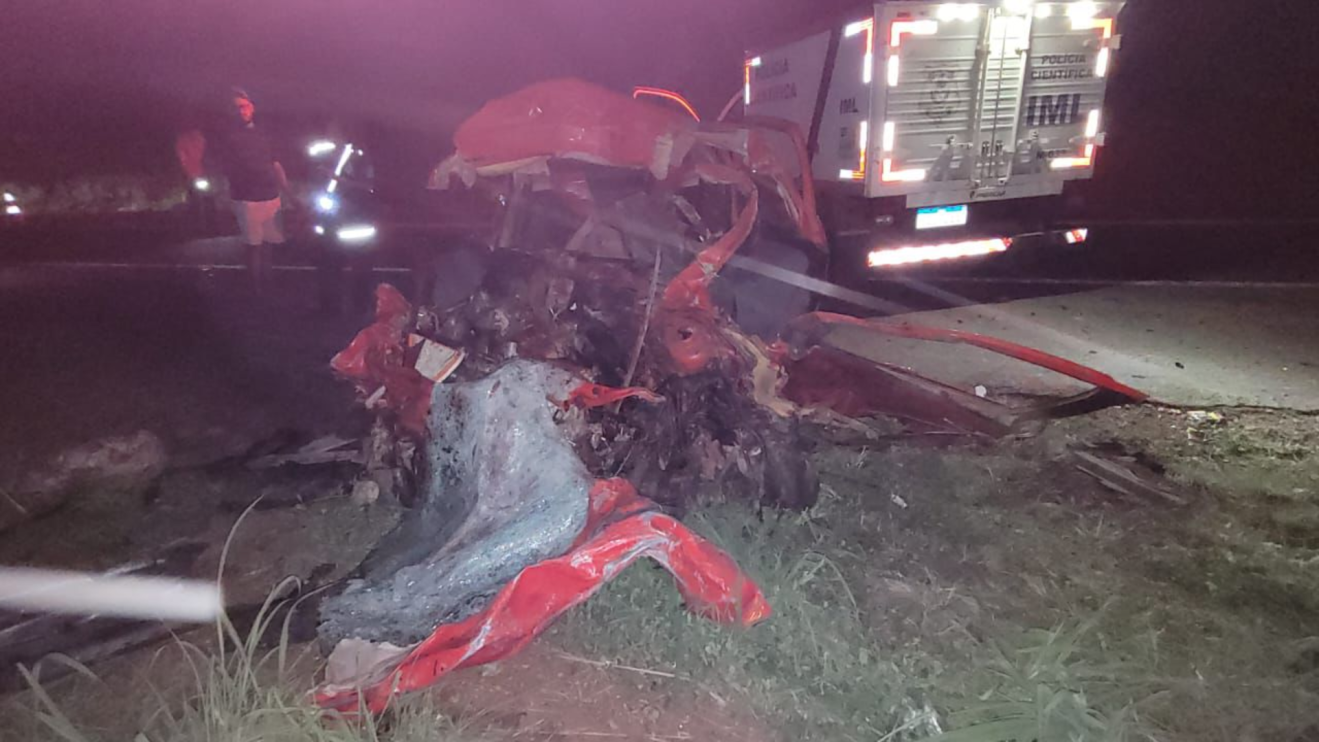 Uma colisão frontal entre um VW/Gol e uma carreta carregada de cimento deixou cinco pessoas mortas na noite deste domingo (1º), no km 321 da BR-414, em Cocalzinho de Goiás.