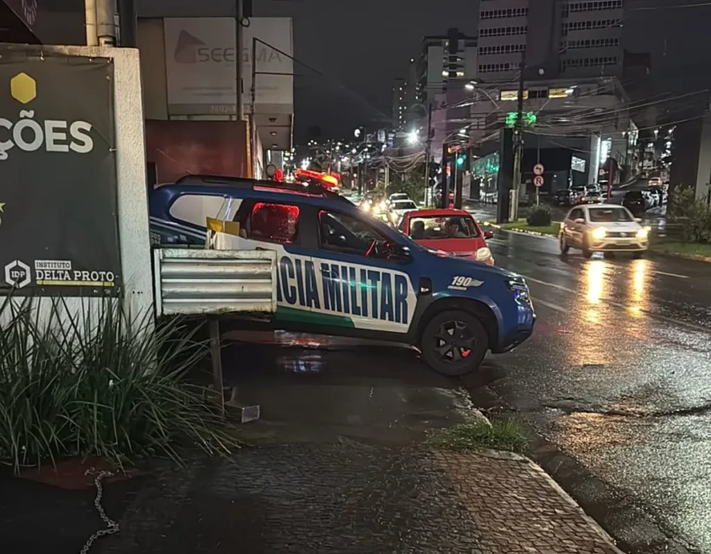 Estudantes e ex-funcionários do Instituto Delta Proto afirmam que o recente cancelamento de turmas sob a justificativa de “baixa quantidade de alunos” seria apenas o desfecho de uma crise financeira que se arrasta há meses. Segundo relatos, o agravamento da situação teria ocorrido após a prisão dos proprietários da instituição, o delegado Dannilo Proto e sua esposa, Karen Proto.