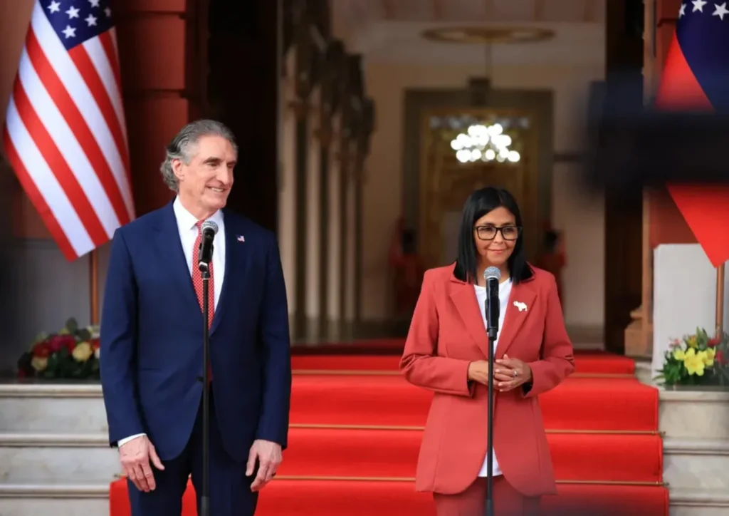 Os Estados Unidos retomaram oficialmente as atividades diplomáticas em Caracas, marcando uma nova fase na relação com a Venezuela.