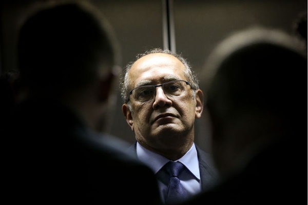 Deputados da oposição anunciaram que vão pedir o impeachment do ministro Gilmar Mendes.