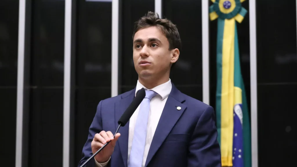 O deputado Nikolas Ferreira disse estar sendo “perseguido” por uma ala da direita
