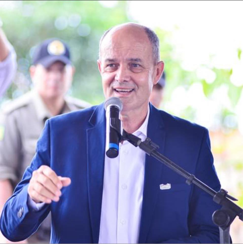 O prefeito Dione Araújo decidiu não lançar candidato a deputado estadual