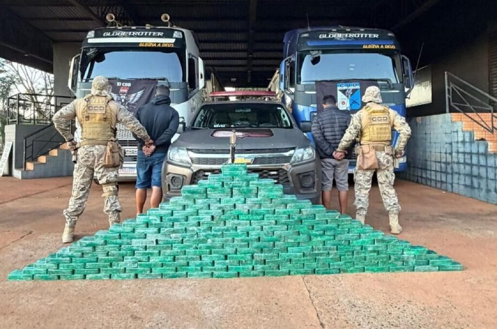 Dois caminhoneiros foram presos com 180 kg de pasta base de cocaína durante operação da Polícia Militar de Goiás.