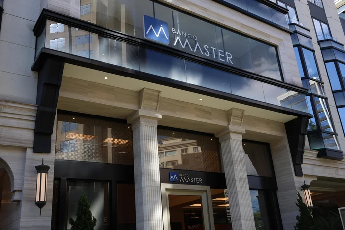 A investigação sobre o colapso do Banco Master ganhou um novo capítulo internacional.