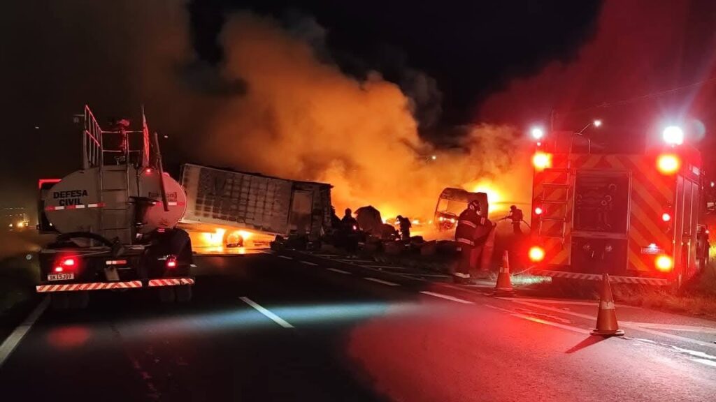 Um acidente entre caminhões terminou em explosão e incêndio em São Paulo.