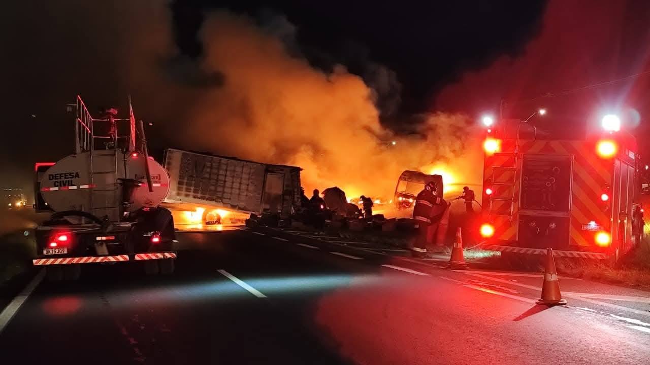Um acidente entre caminhões terminou em explosão e incêndio em São Paulo.