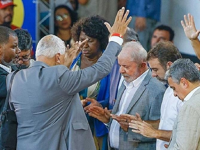 Nikolas Ferreira critica Luiz Inácio Lula da Silva por presença em igreja.