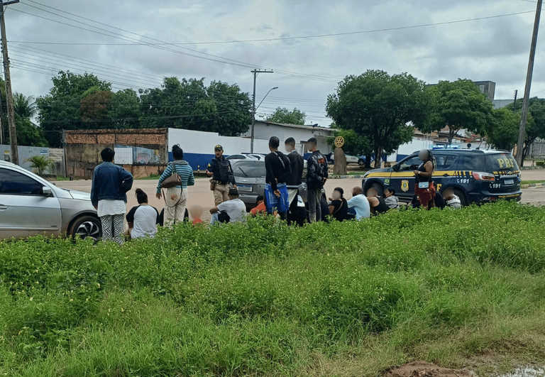 A Polícia Rodoviária Federal prendeu 3 suspeitos transportando 20 cubanos sem documentação