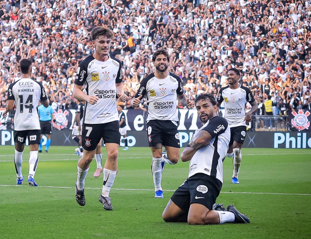O Sport Club Corinthians Paulista venceu o Club de Regatas Vasco da Gama com um a menos