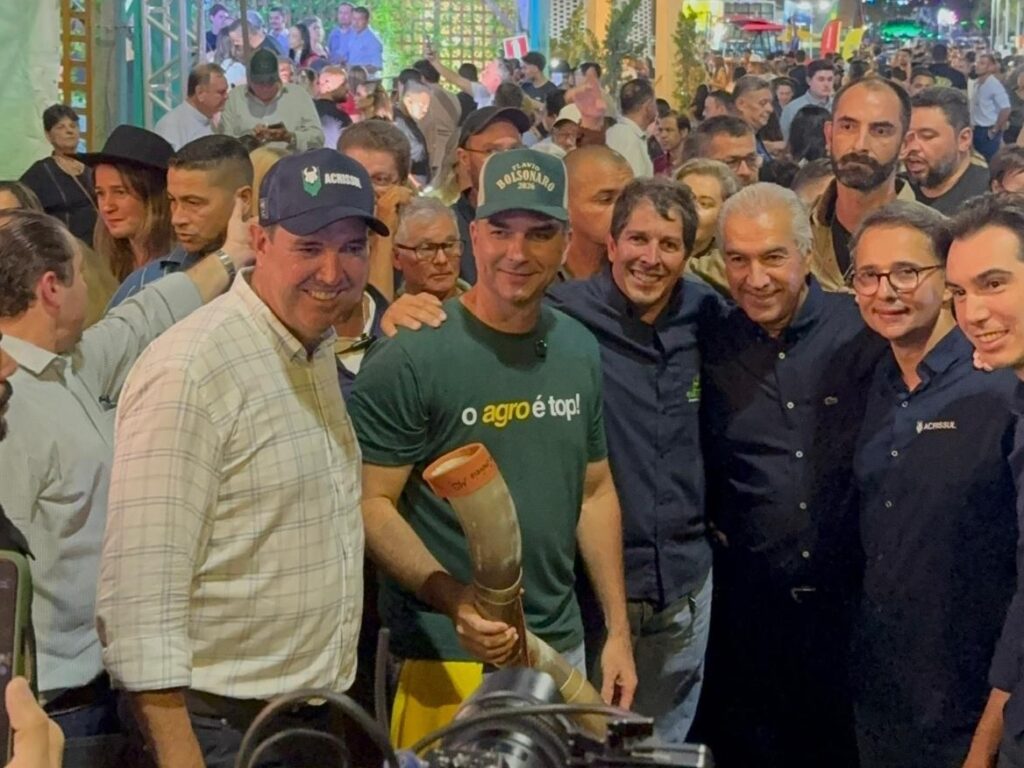 O senador Flávio Bolsonaro marcou presença em Sinop (MT), cavalgou e recebeu o apoio da população