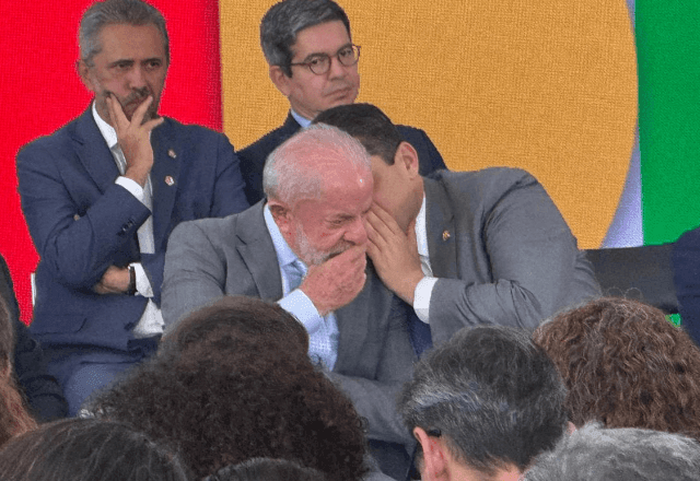 O senador Davi Alcolumbre foi flagrado cochichando com o presidente Luiz Inácio Lula da Silva durante evento no Planalto