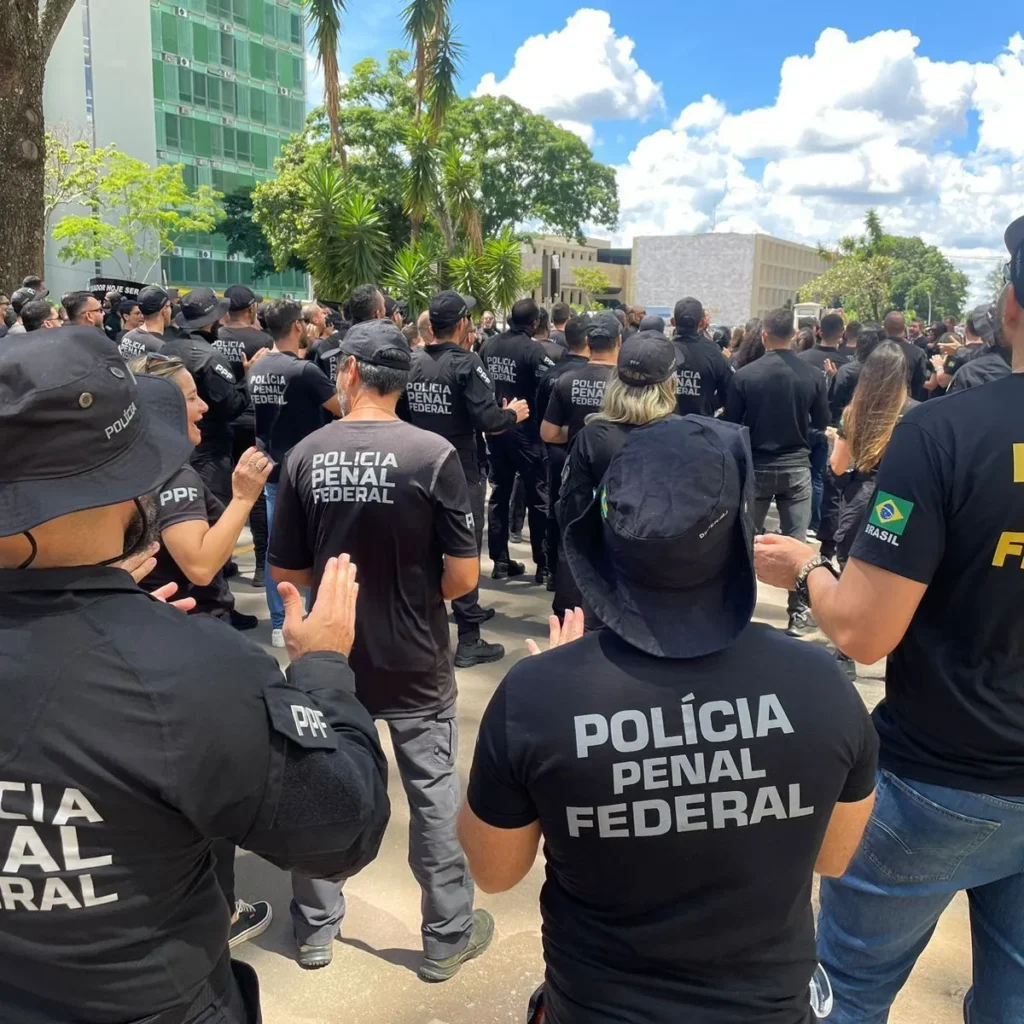 Policiais penais federais aprovaram estado de greve e podem paralisar atividades a partir de segunda (6).