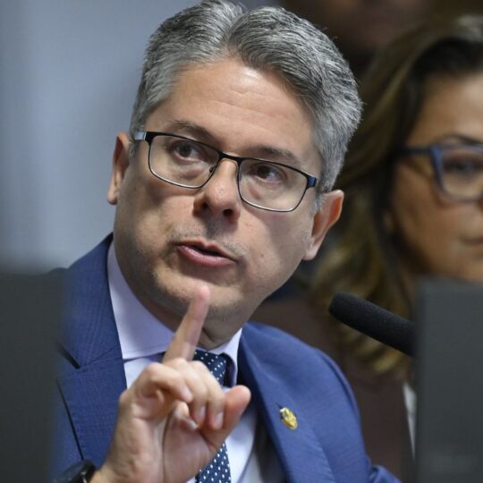 O senador Alessandro Vieira fez uma grave acusação: ⚠️ Segundo ele, ministros do Supremo Tribunal Federal teriam ameaçado cassação e inelegibilidade.