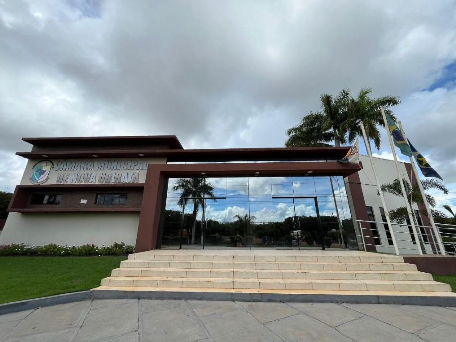 O prefeito Iris Martins Parreira exonerou 32 servidores em Santa Helena de Goiás