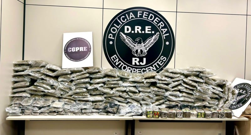 A Polícia Federal prendeu um motorista flagrado transportando cerca de 100 kg de drogas na Via Dutra, no Rio de Janeiro.