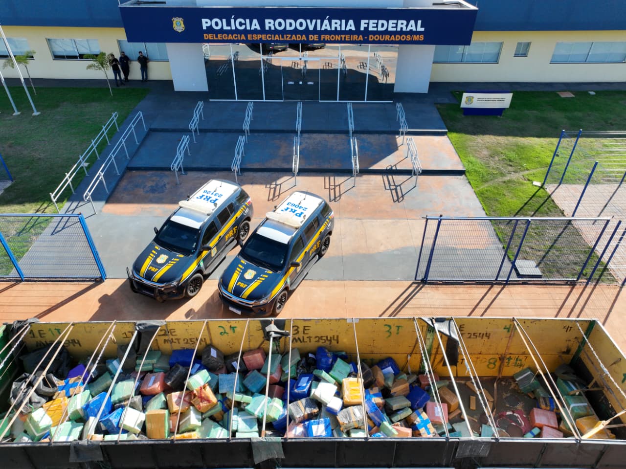 A Polícia Rodoviária Federal apreendeu 12 toneladas de maconha