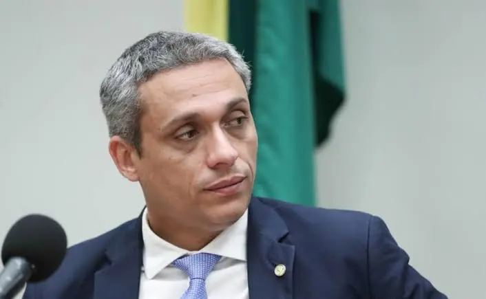 O deputado Gustavo Gayer comentou a prisão do dono da página Choquei na operação da Polícia Federal e levantou questionamentos sobre possível ligação com financiamento ilegal.