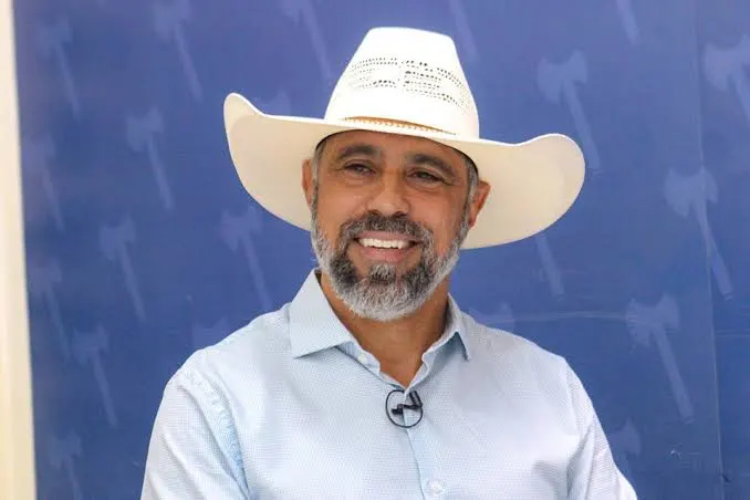 Deputados da base do governo cobram que Amauri Ribeiro entregue cargos após mudar de lado