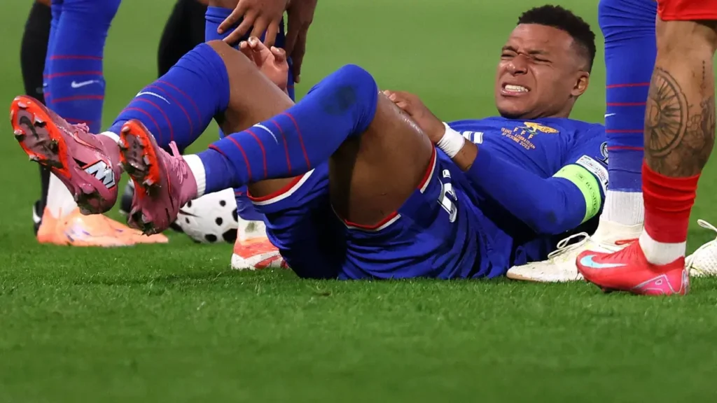 O craque Kylian Mbappé sofreu lesão