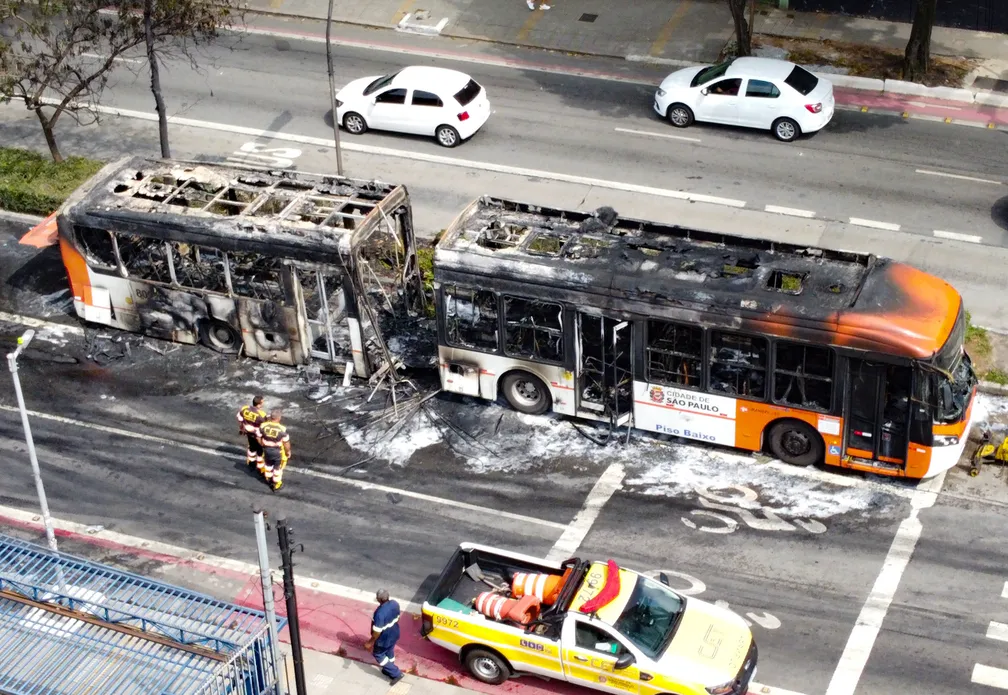 Um ônibus da linha Parelheiros x Santo Amaro pegou fogo na manhã desta quarta (15), na Zona Sul de São Paulo.