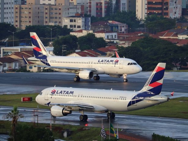 A pista do Aeroporto de Congonhas foi fechada após um avião da LATAM Airlines colidir com um pássaro