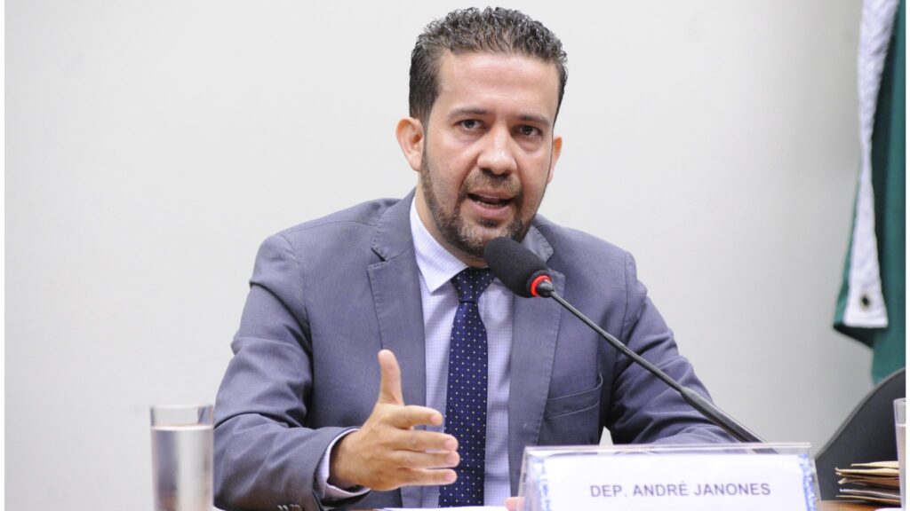 O deputado André Janones afirmou que a esquerda se afastou do povo.