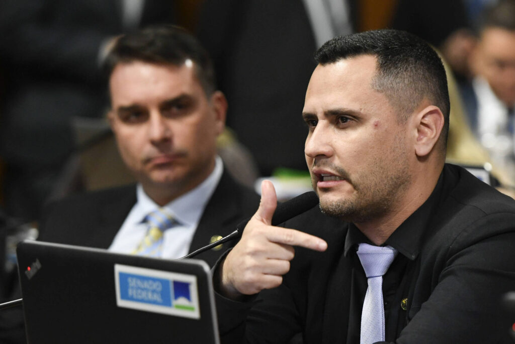 A crise envolvendo Flávio Bolsonaro e Daniel Vorcaro já provoca reflexos nos bastidores da direita.