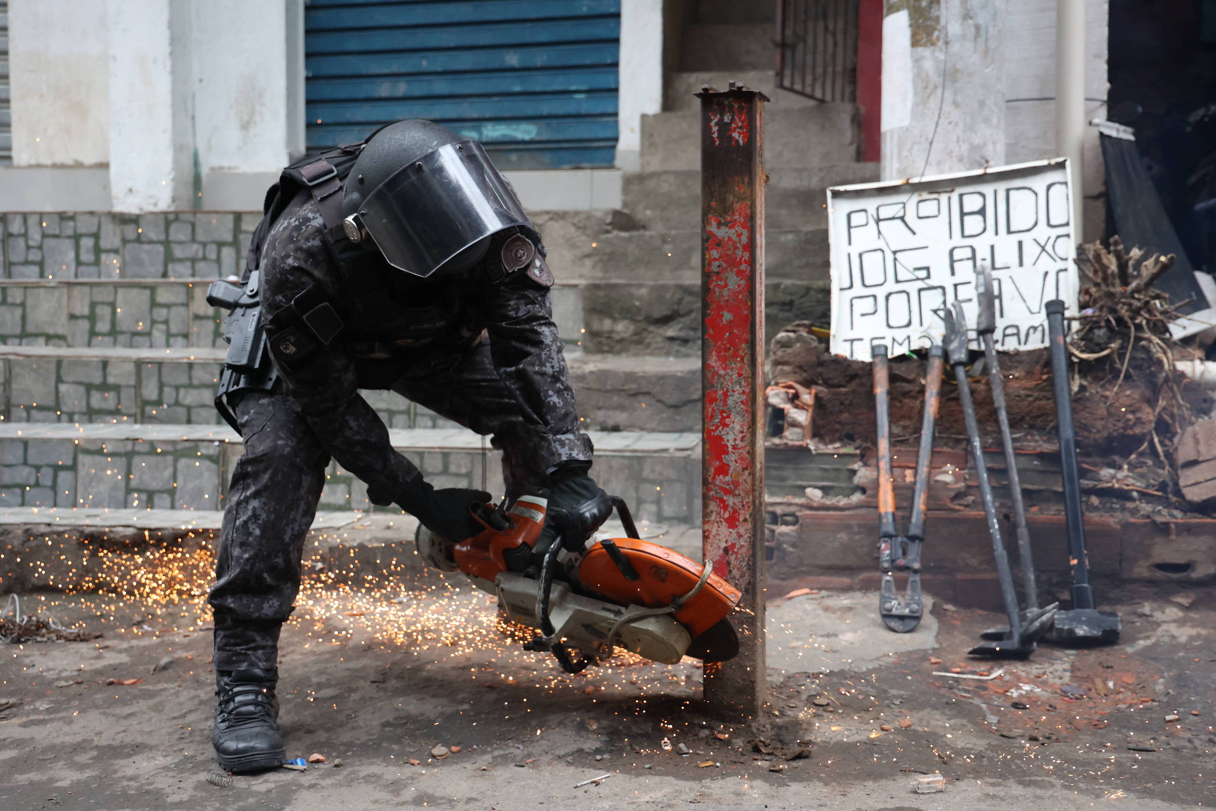 A Polícia Militar do Estado de São Paulo realizou ação para retirar barricadas do tráfico. Paraisópolis – SP