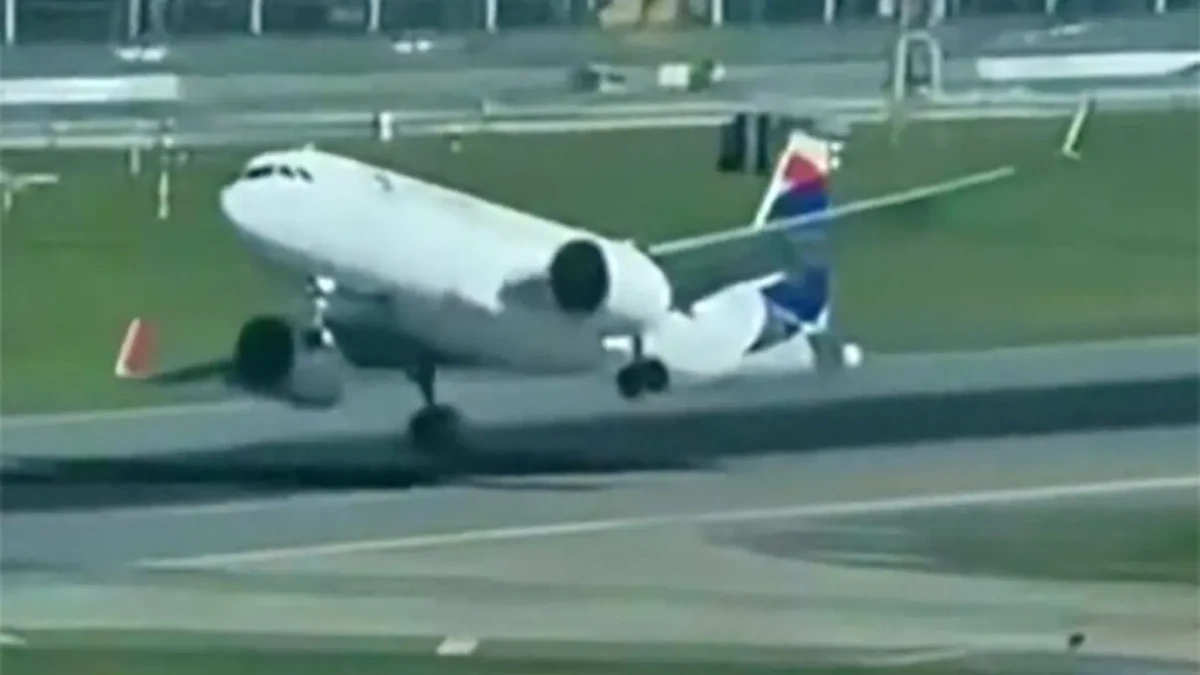 Um voo da LATAM Airlines vindo de São Paulo passou por momentos de tensão ao tentar pousar no Aeroparque Jorge Newbery.