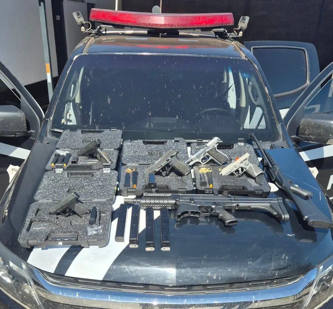 A Polícia Civil de Goiás apreendeu um arsenal na casa de um homem de 43 anos investigado por ameaçar a ex-esposa em Senador Canedo.