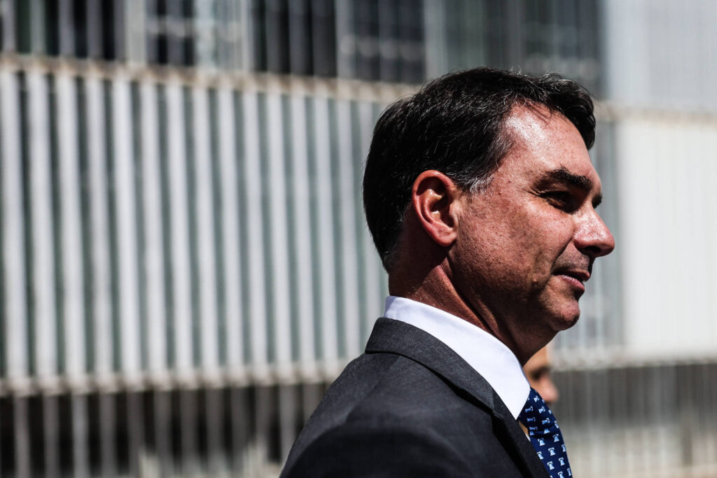 O senador Flávio Bolsonaro afirmou nesta terça-feira (26) que pediu ao presidente dos EUA, Donald Trump, que classifique o PCC e o Comando Vermelho como organizações terroristas.
