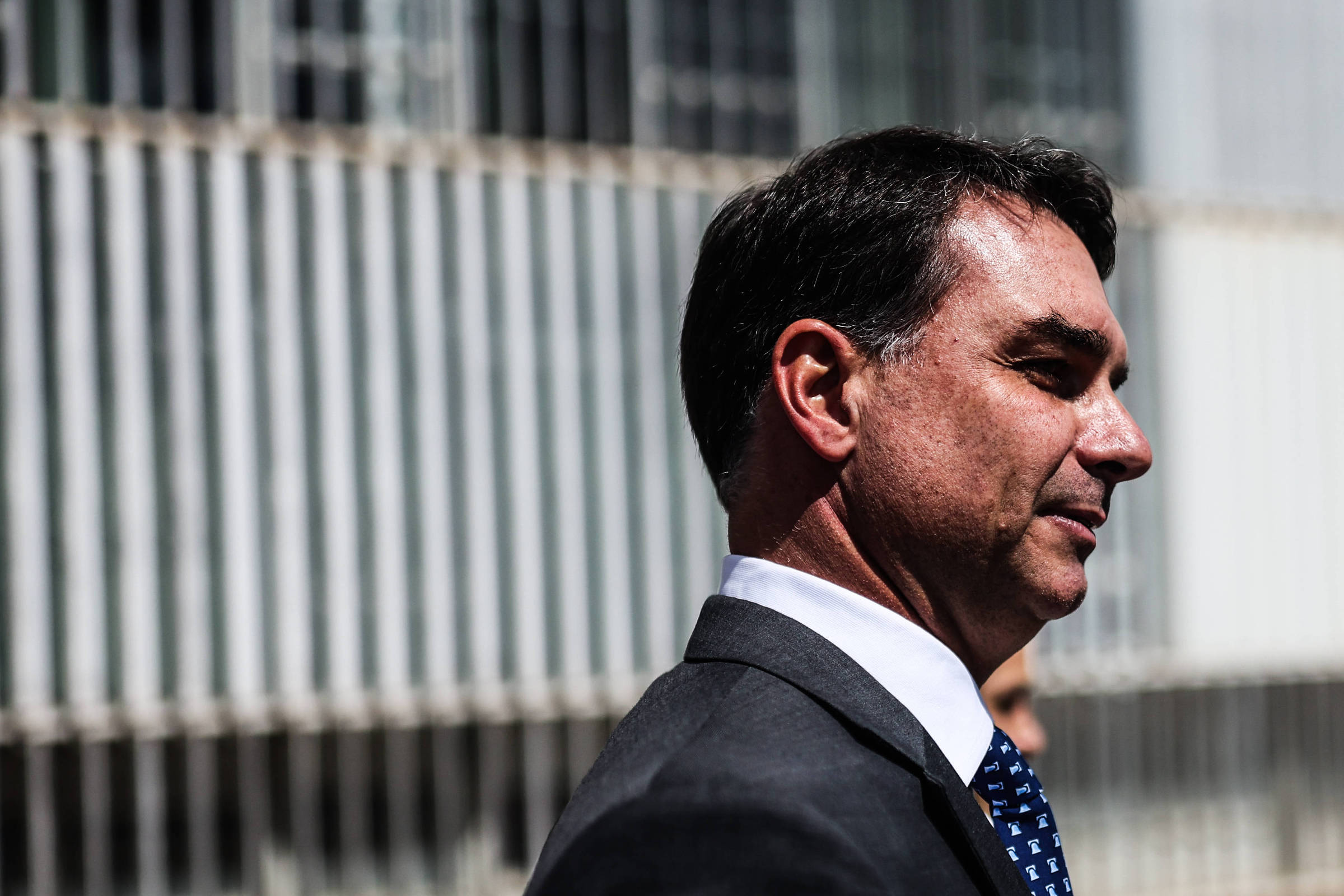 O senador Flávio Bolsonaro afirmou nesta terça-feira (26) que pediu ao presidente dos EUA, Donald Trump, que classifique o PCC e o Comando Vermelho como organizações terroristas.