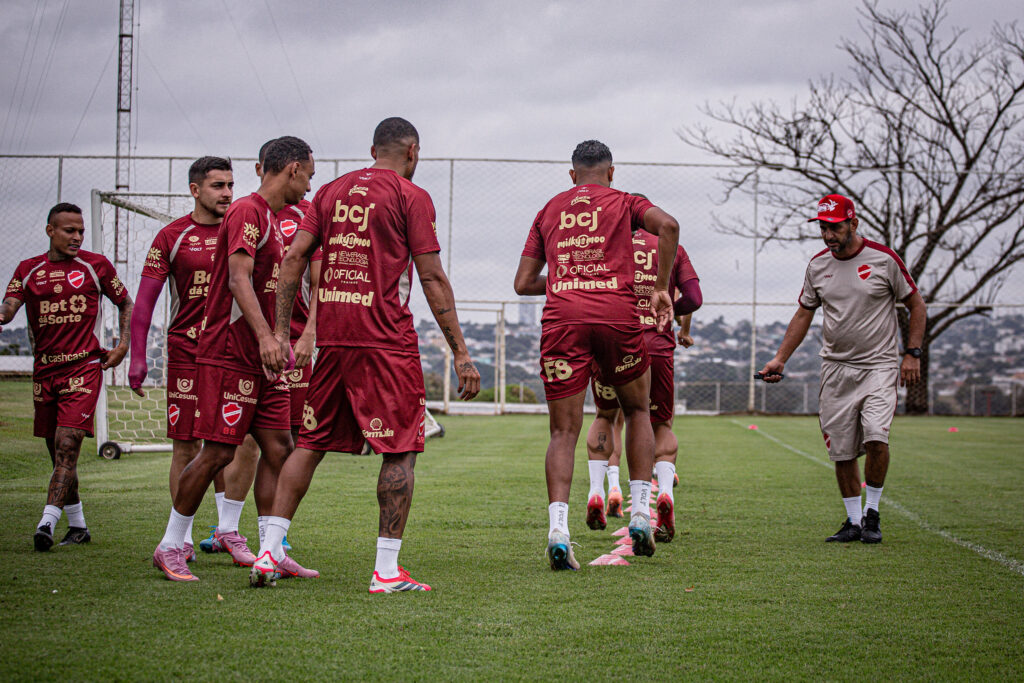 O Vila Nova Futebol Clube faz um grande início de Campeonato Brasileiro Série B e continua entre os primeiros colocados da competição.