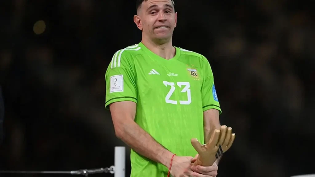 O goleiro Emiliano “Dibu” Martínez sofreu uma lesão na mão e virou preocupação para a Argentina às vésperas da convocação oficial para o Mundial.