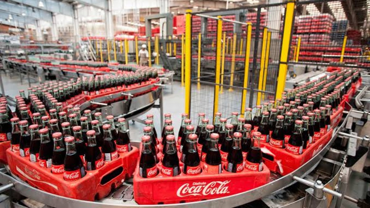 A Coca-Cola vai apostar em embalagens menores nos EUA para enfrentar a queda na confiança do consumidor.
