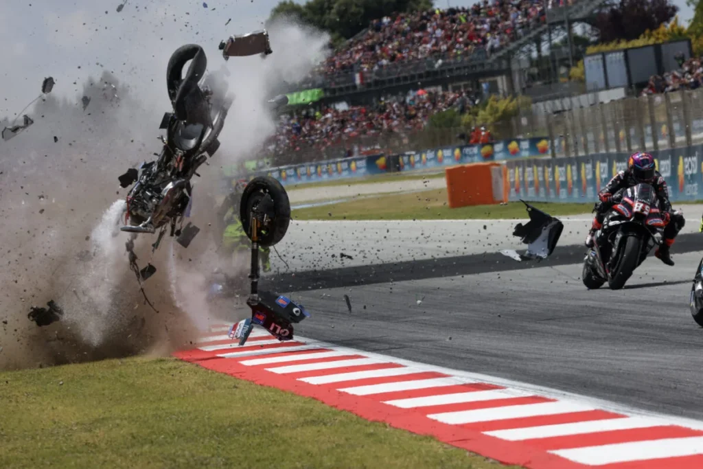 O piloto Álex Márquez sofreu uma forte queda durante o GP da Catalunha neste domingo (17).