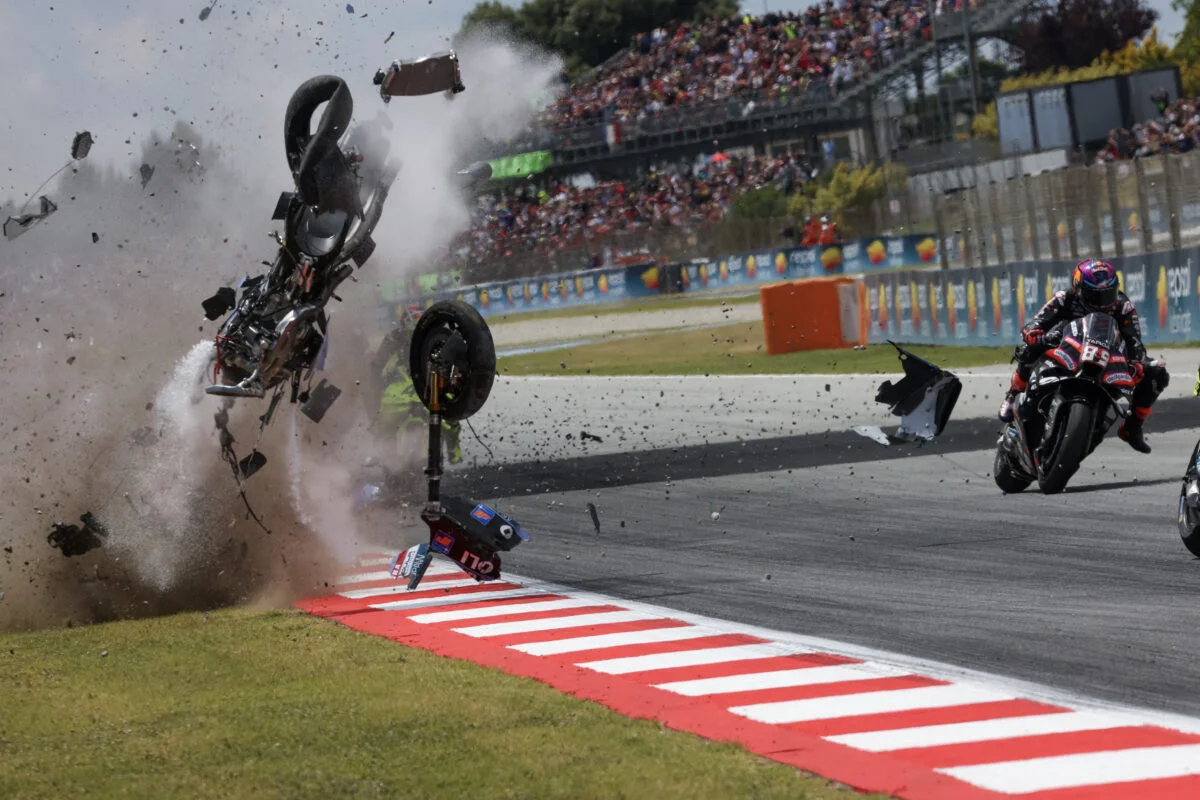 O piloto Álex Márquez sofreu uma forte queda durante o GP da Catalunha neste domingo (17).