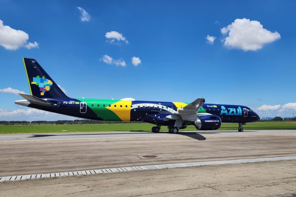 A Azul Linhas Aéreas realizou neste sábado (30) uma homenagem especial à Seleção Brasileira na orla da Zona Sul do Rio de Janeiro.