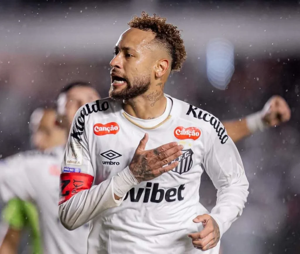 O Santos derrotou o Red Bull Bragantino por 2 a 0 na Vila Belmiro pelo Brasileirão