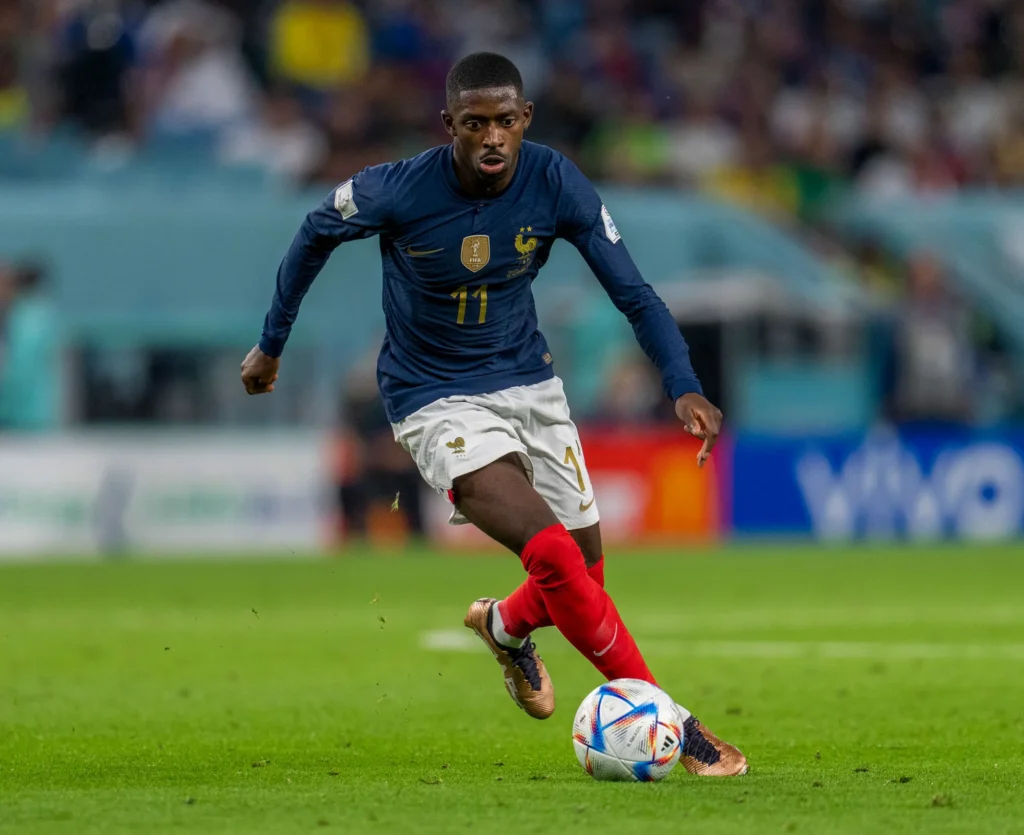 O atacante Ousmane Dembélé sentiu lesão no jogo contra o Paris FC e precisou deixar o campo ainda no primeiro tempo.