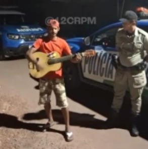 A Polícia Militar de Goiás atendeu uma situação inusitada em Porangatu na madrugada desta sexta (1º).