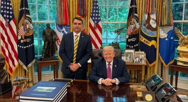 O senador Flávio Bolsonaro participou nesta terça-feira (26) de uma reunião com o presidente dos Estados Unidos, Donald Trump, no Salão Oval da Casa Branca, em Washington.